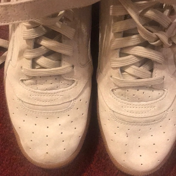 Woman’s size 10 cream and Gold pumas worn once - Picture 2 of 7